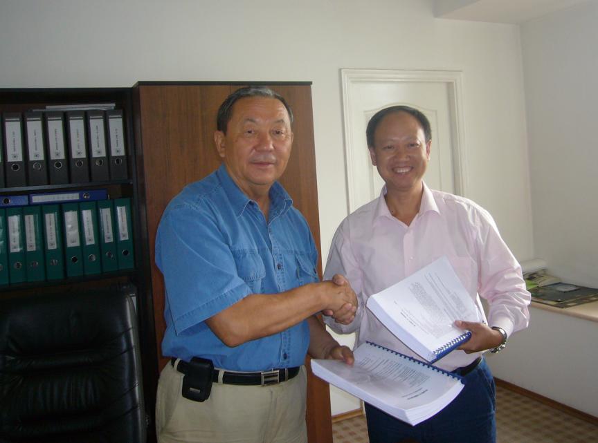 哈薩克斯坦能源總公司董事長與我公司董事長廖世明簽約后互換合同正本。